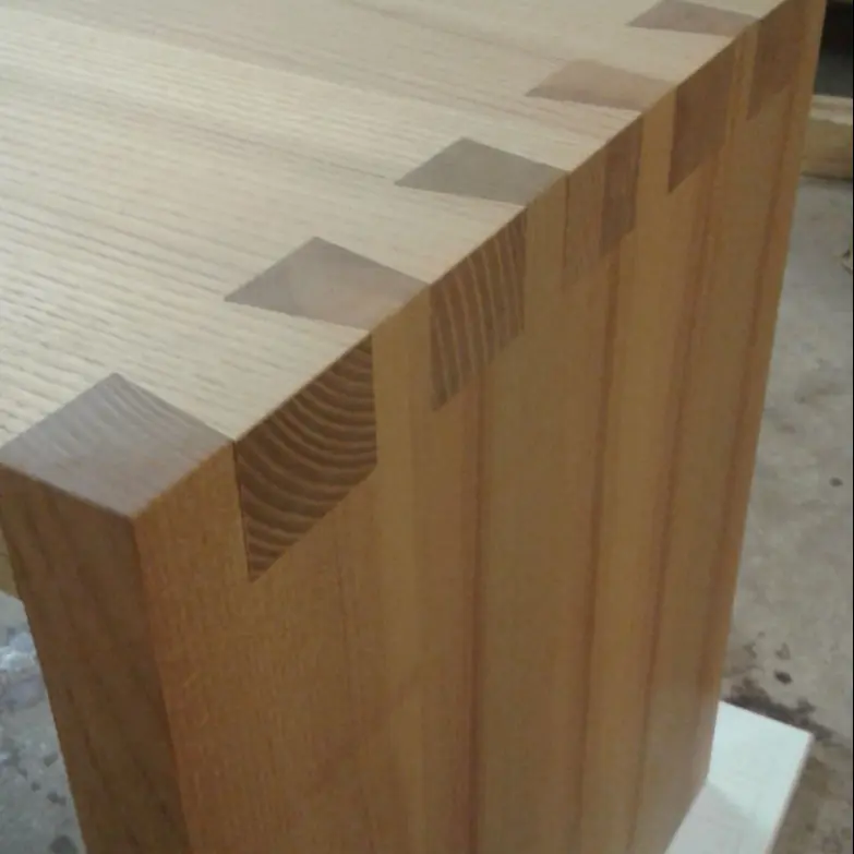 Couchtisch mit gezinkten Ecken