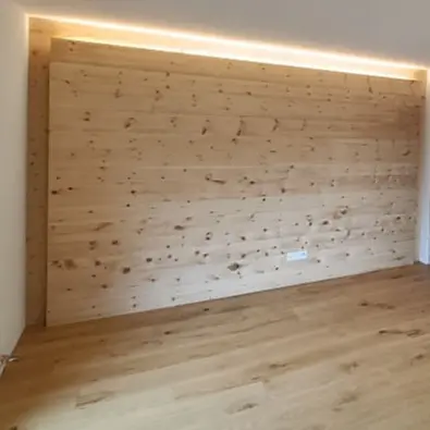 Wohnzimmerverbau in Zirbe modern