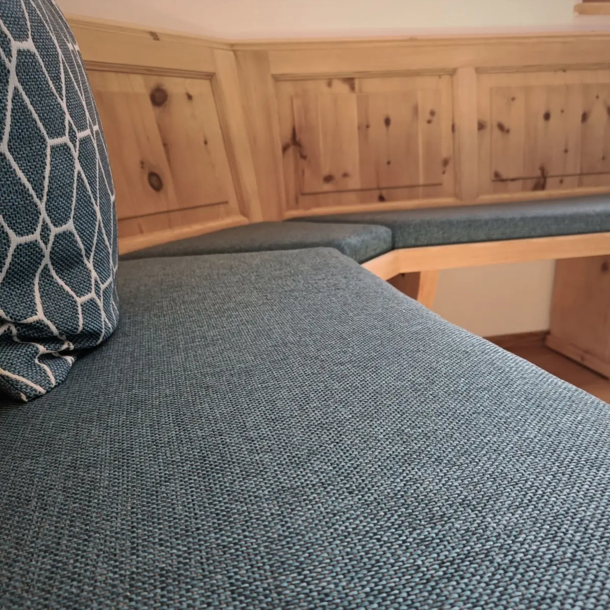 Eckbank Zirbe restauriert