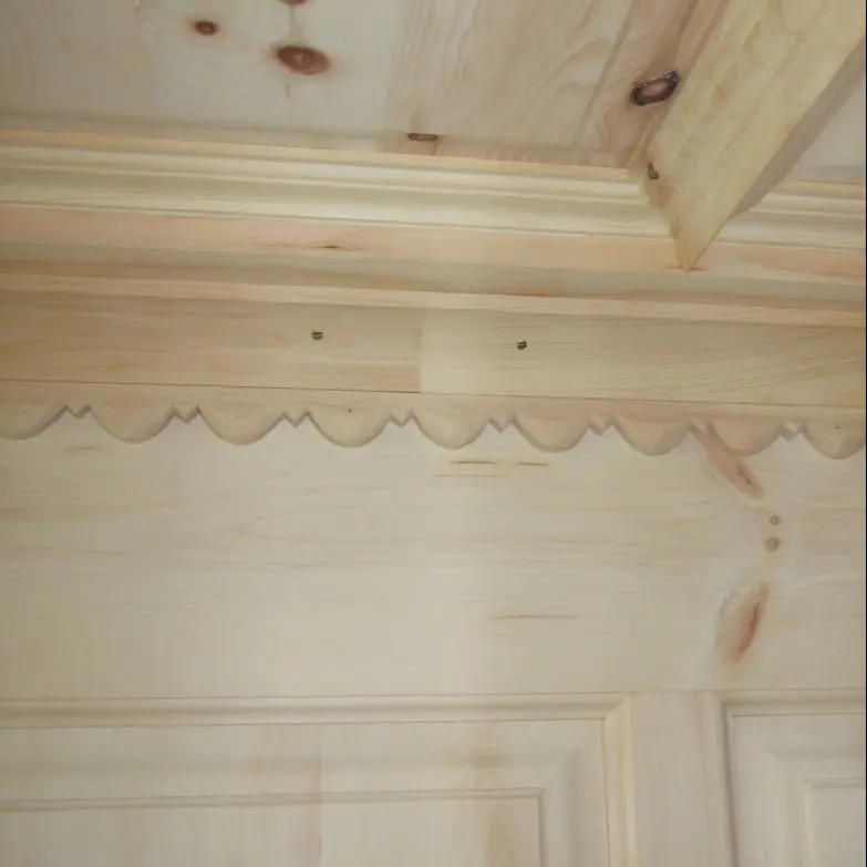 Wohnzimmertäfel in Zirbe mit Schnitzerein