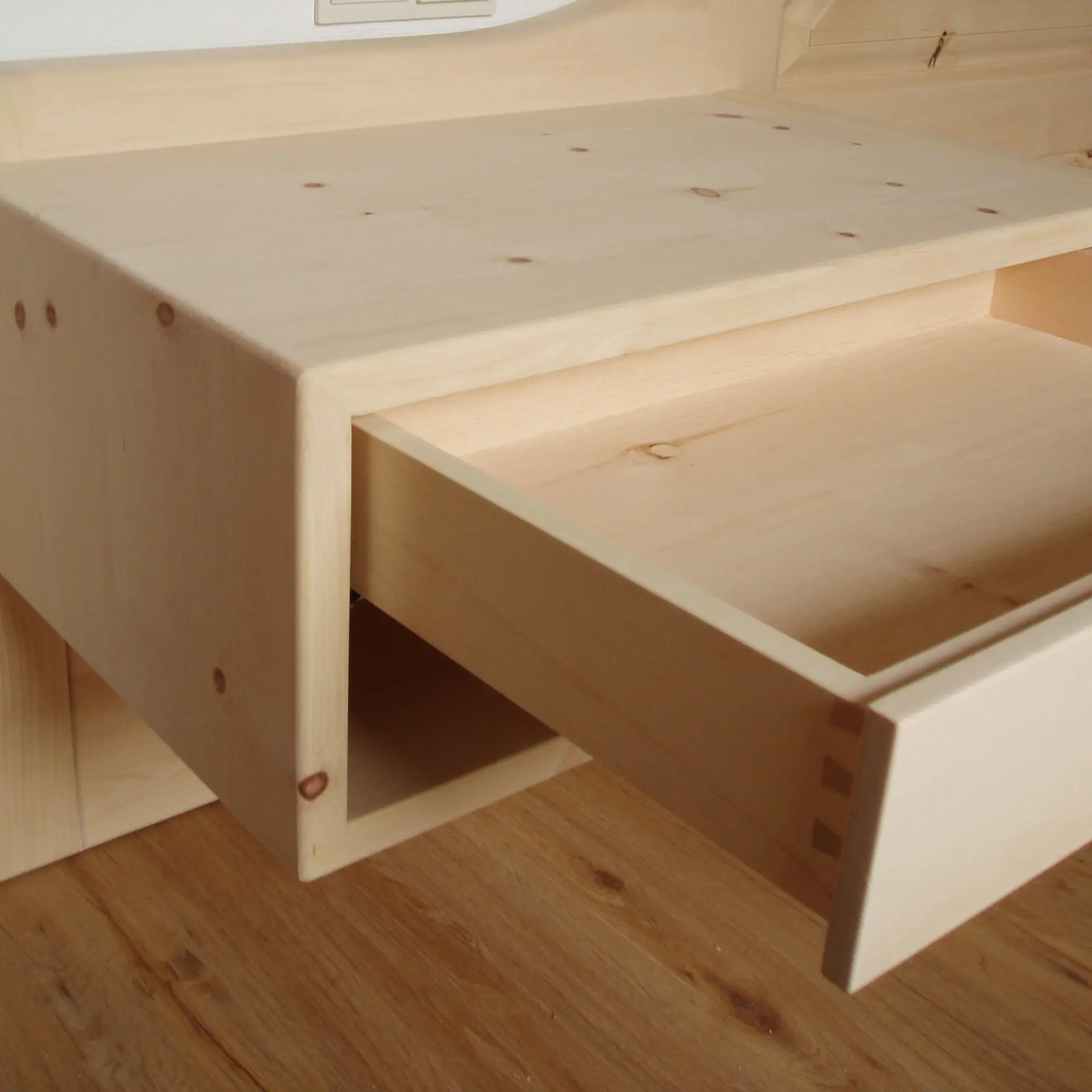 Schlafzimmer in Zirbe