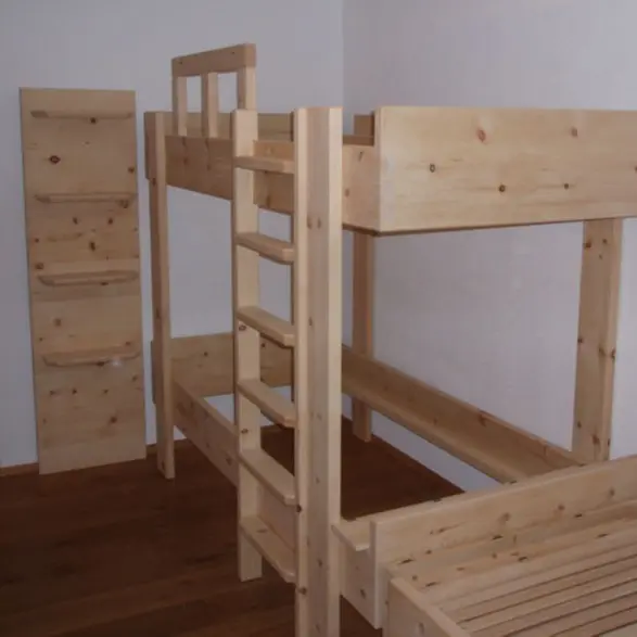 Kinderzimmer in Zirbe