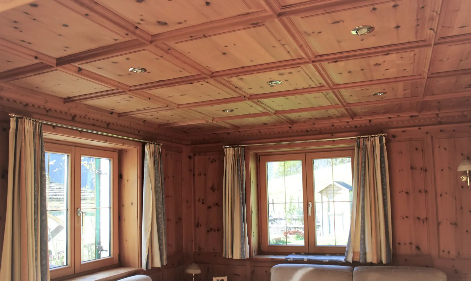 Zirbenstube mit Montafoner Täfel + Kassettendecke