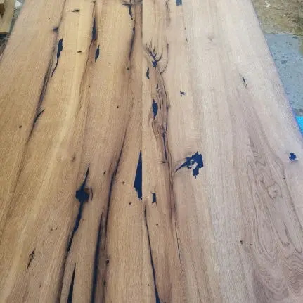 Tisch in Nuss in Altoptik