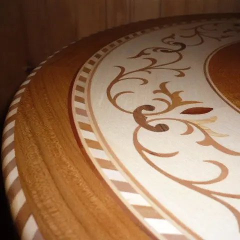 Original Montafonertisch in rund mit Intarsien